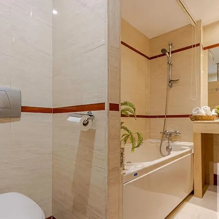 2 Bdr With Heated Pool & Jacuzzi Apartment