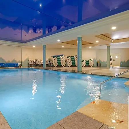2 Bdr With Heated Pool & Jacuzzi Apartment *
